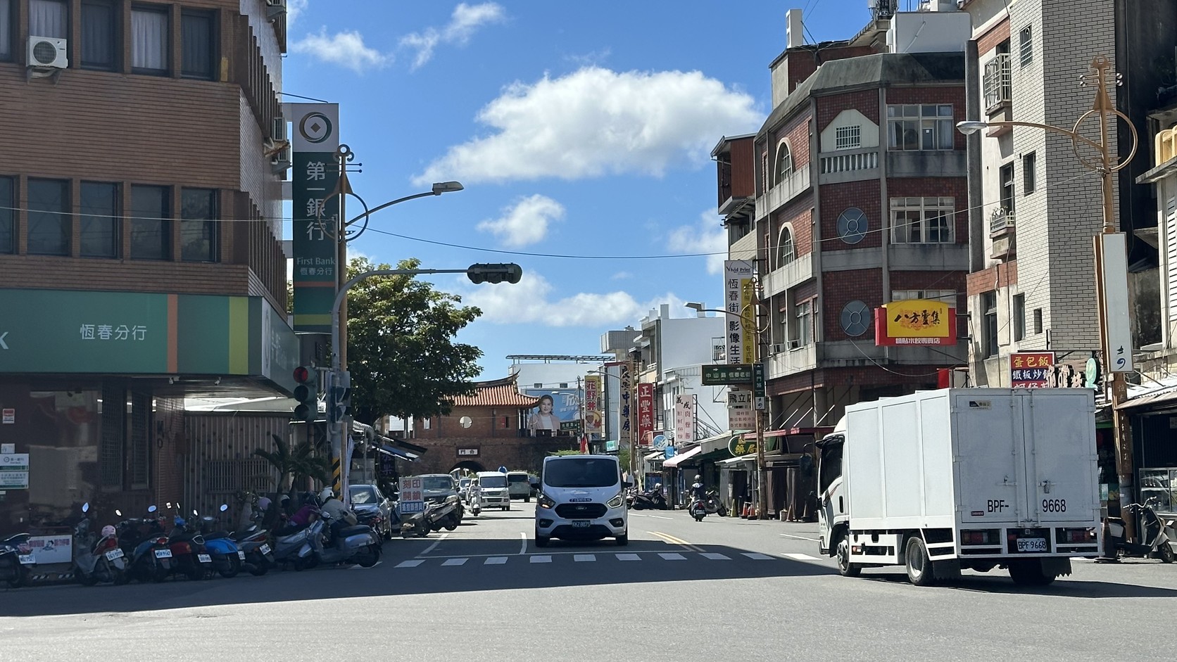 恆春古城南門與街景，位於恆春轉運站附近