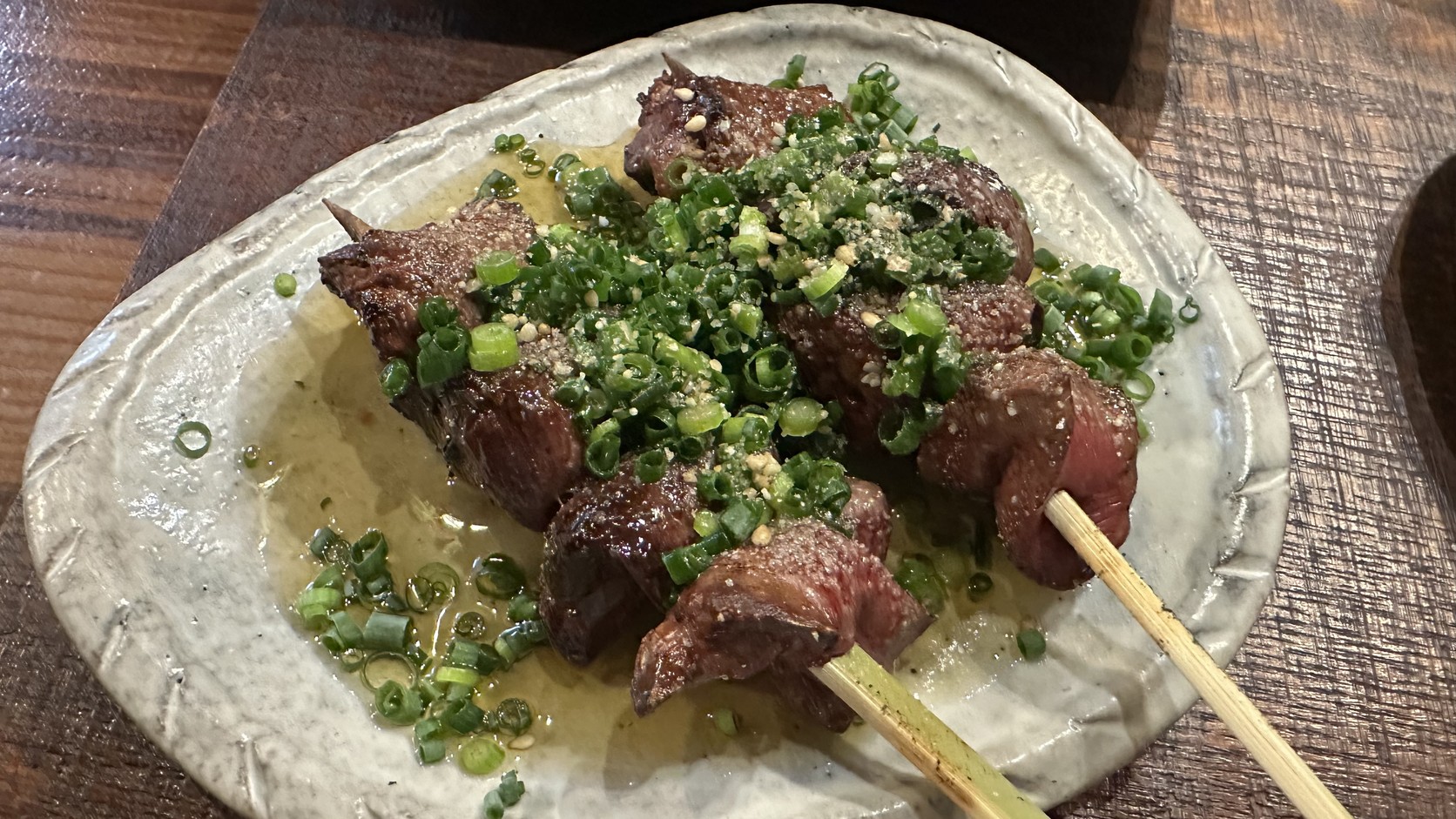 肝ねぎごま油：兩串雞肝串，淋上大量蔥花與芝麻油