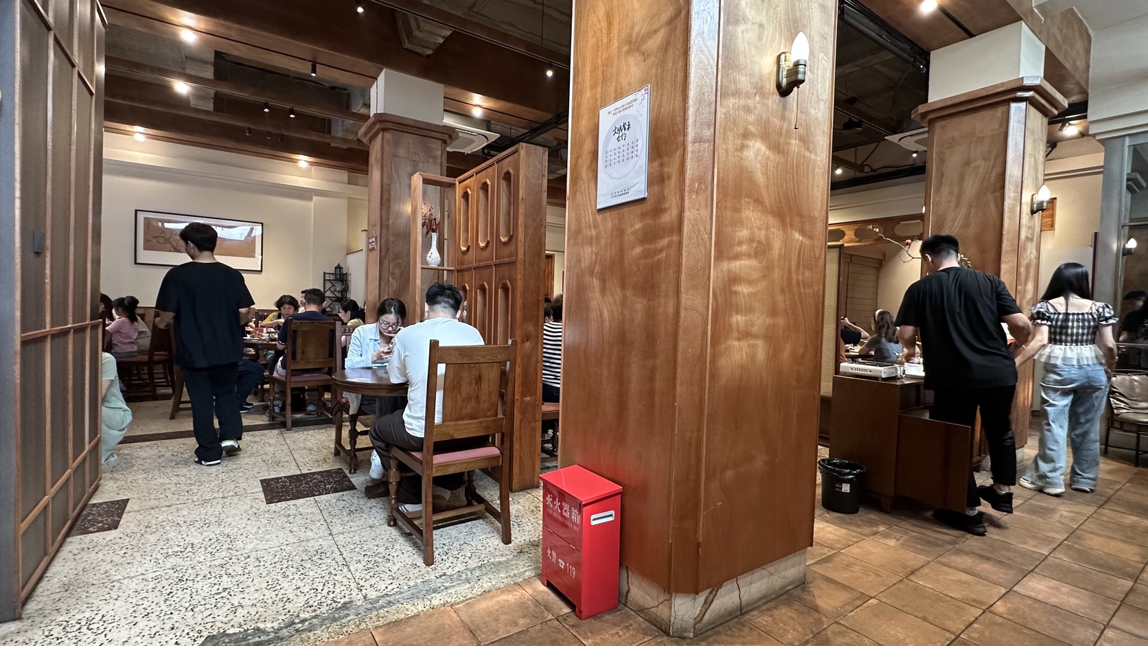如苑店內寬敞的用餐區，木質柱子之間分布著多張餐桌與用餐客人