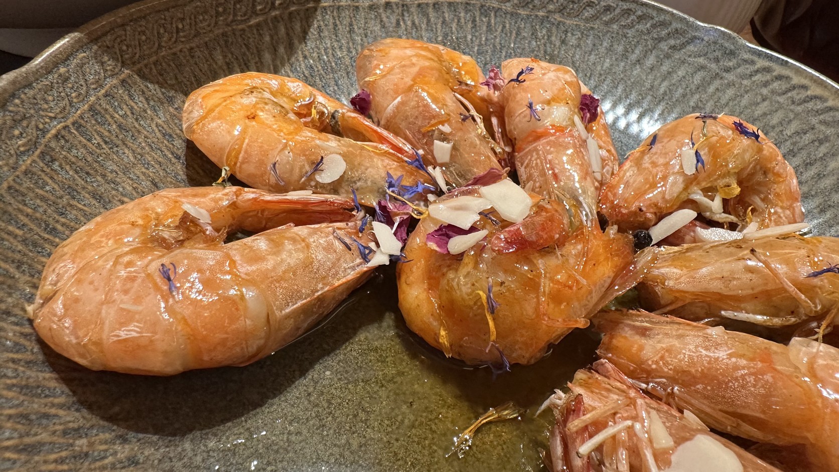 椒麻杏仁蝦近照，可見油亮的醬汁、杏仁片與花瓣