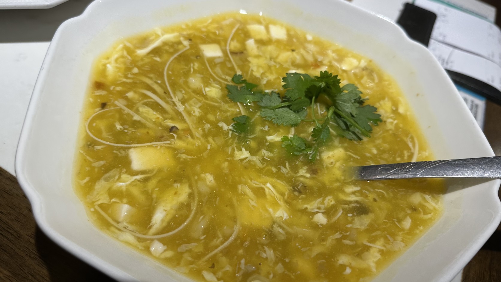 一大碗金黃色的乾隆膩蟹糊，碗中可見豆腐丁與香菜