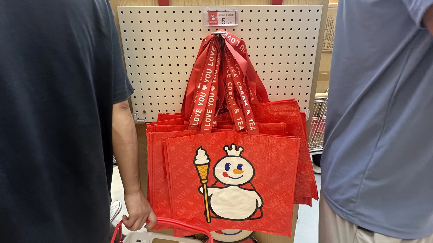 標價 5 元的紅色雪王編織袋，吊掛在二樓展示架上