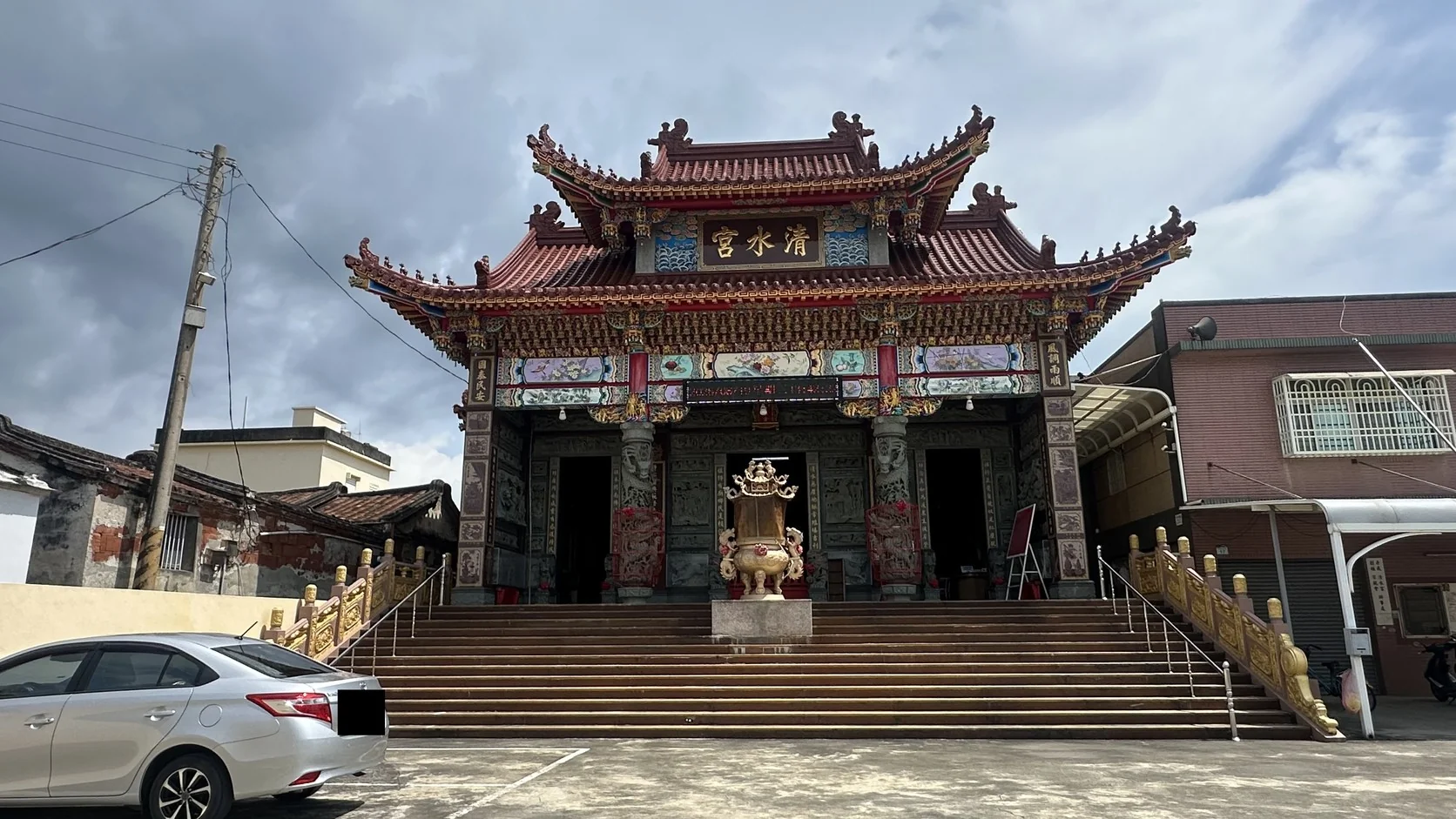 赤崁清水宮正面，廟前階梯與廣場是抵達赤崁後最明顯的聚落地標