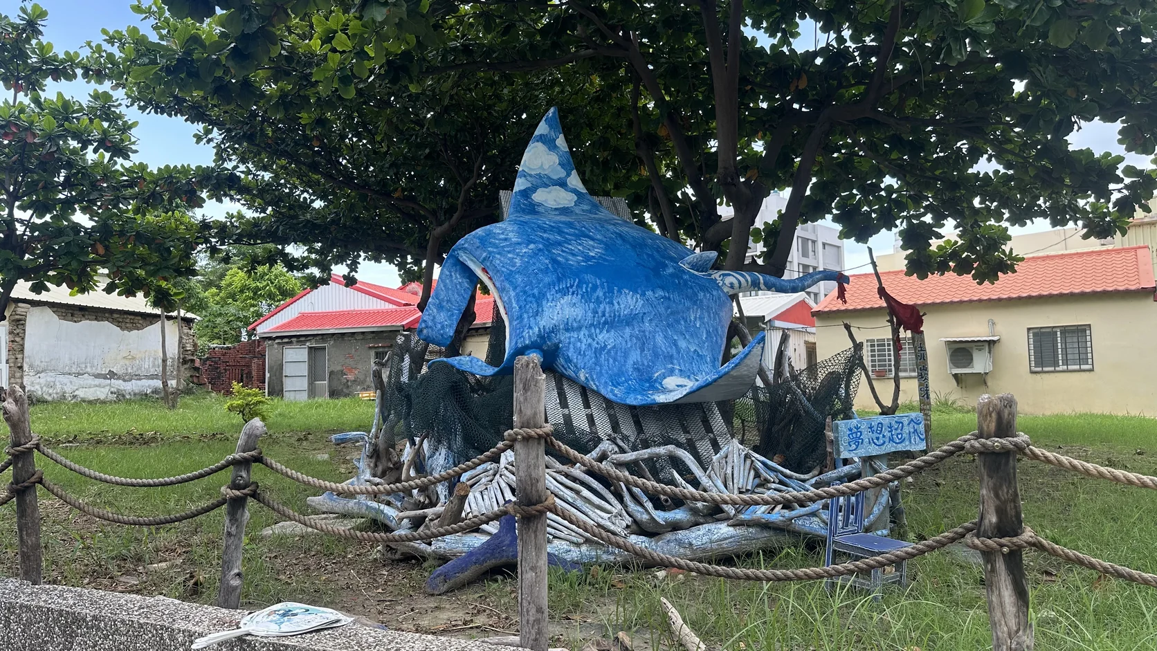 藍晒圖旁的「夢想泡泡」海洋裝置，以漁網與藍色海洋生物造型呈現，是活動留下的地方痕跡