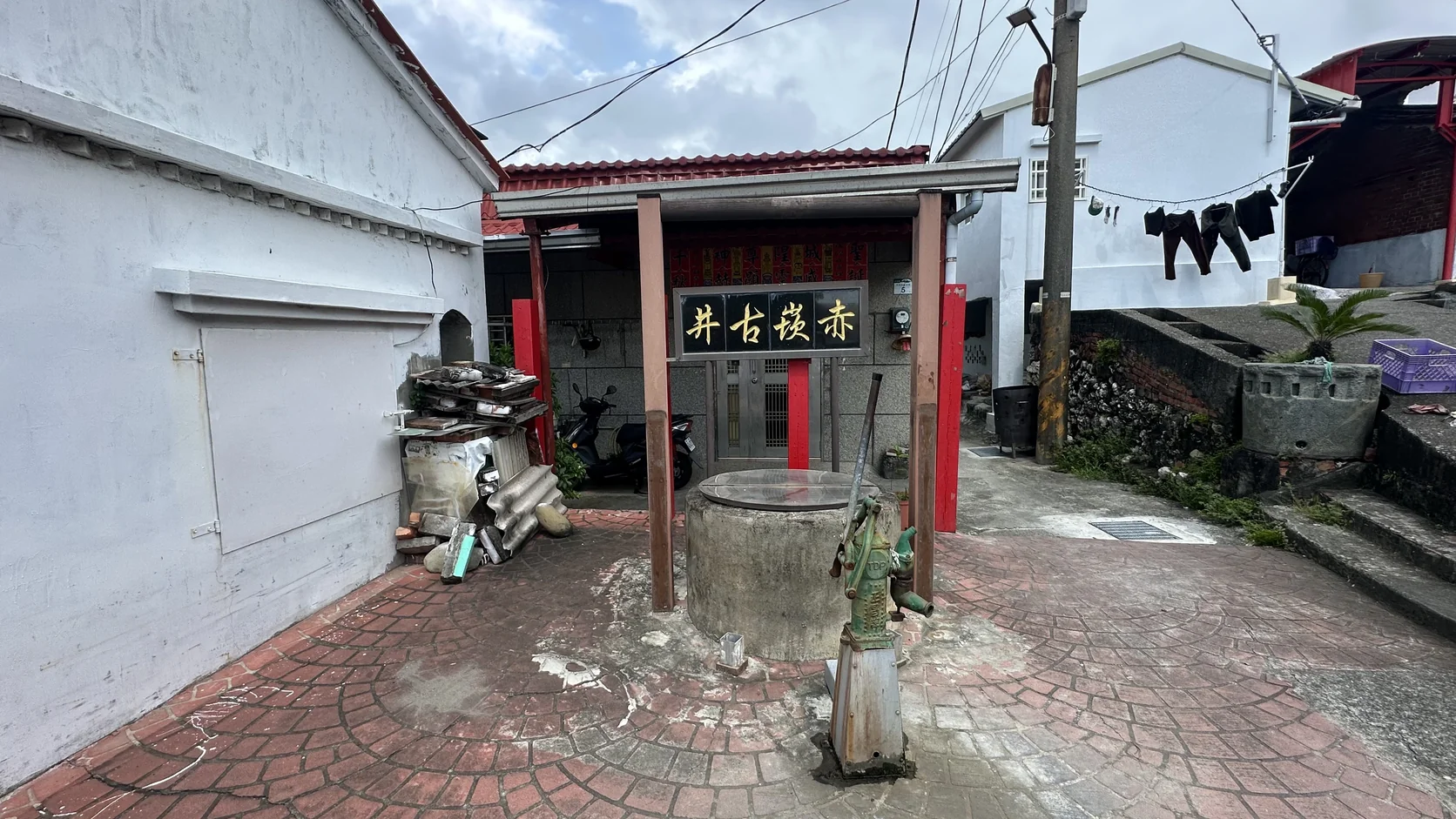 赤崁古井：圓形井體、手壓式抽水幫浦與「赤崁古井」匾額