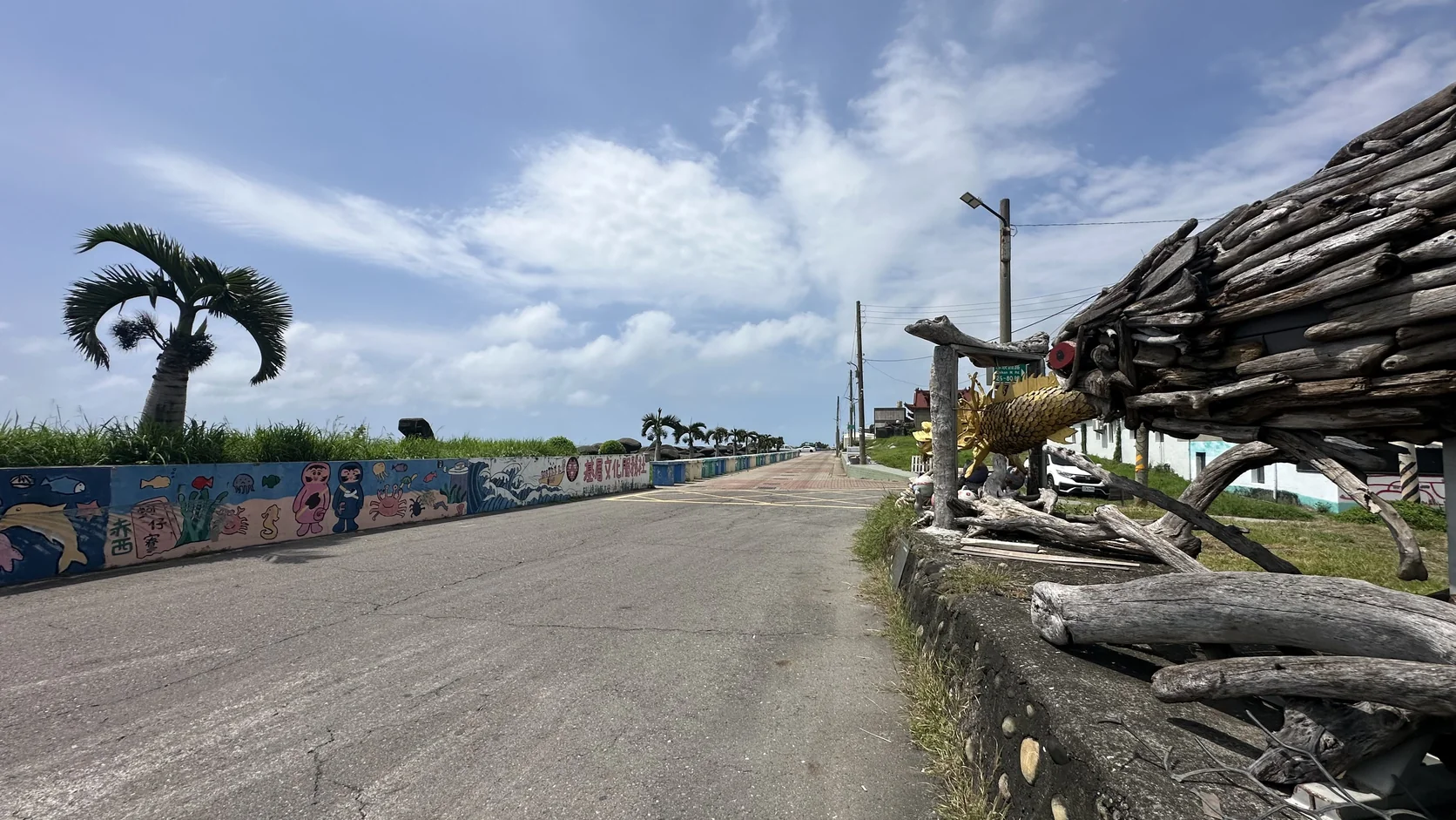 赤崁海岸道路旁的彩繪牆與漂流木造景