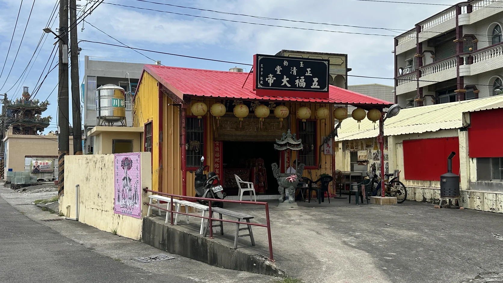 正一清堂五福大帝小型宮壇，與大型宮廟形成規模對比