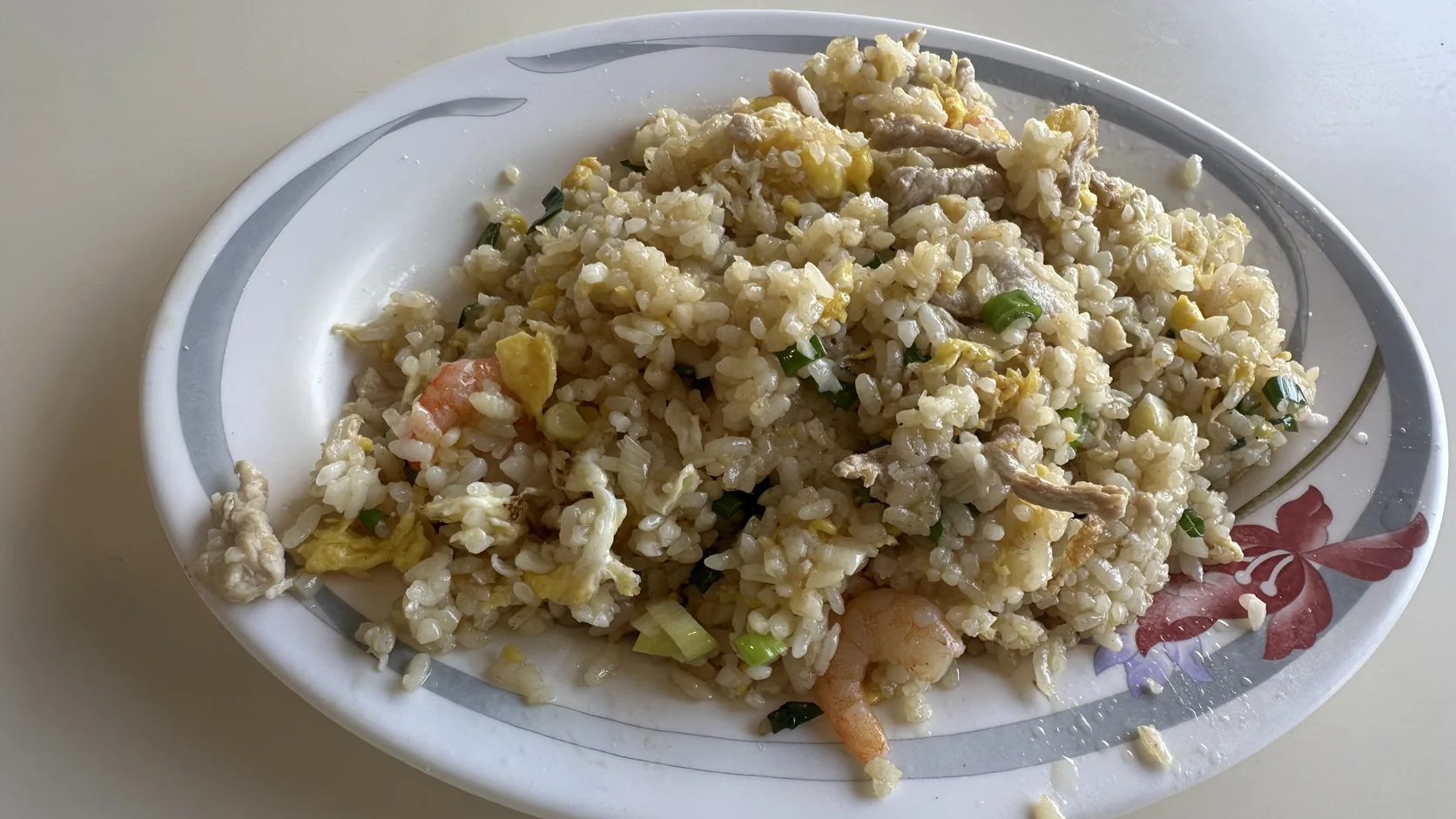 蝦仁炒飯：盤中可見蝦仁、蛋與蔥花拌在米飯裡