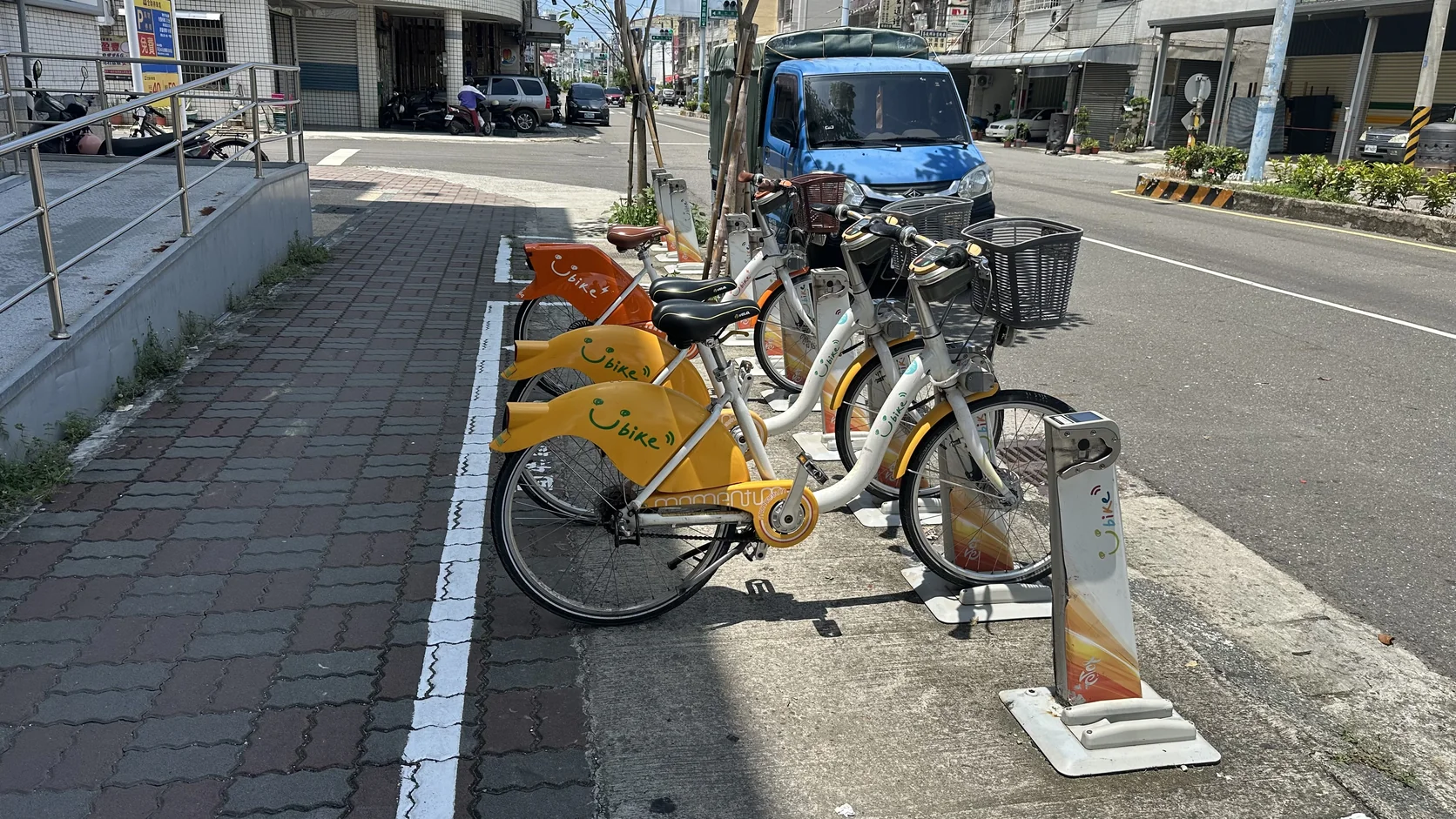 路邊的 YouBike 站點與停放的腳踏車