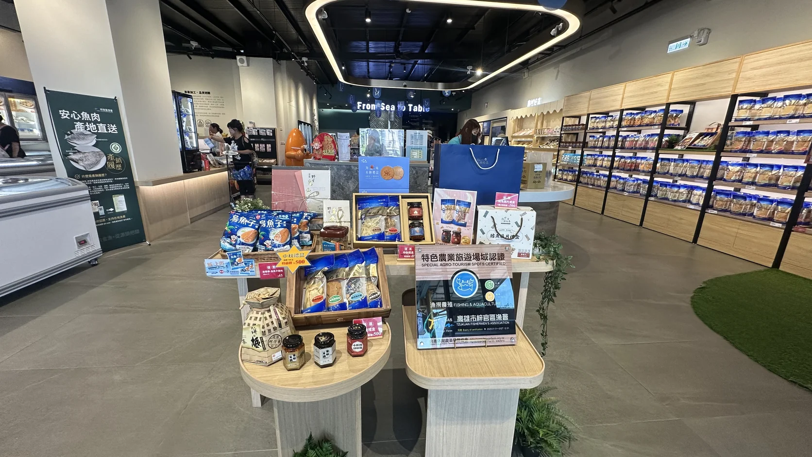 戀戀蚵仔寮店內明亮的展售空間與冷凍展示櫃