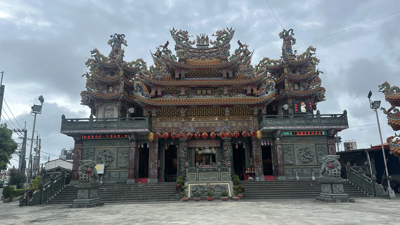 朝天宮正面：多層屋頂、剪黏裝飾，前方是寬闊的階梯與廣場