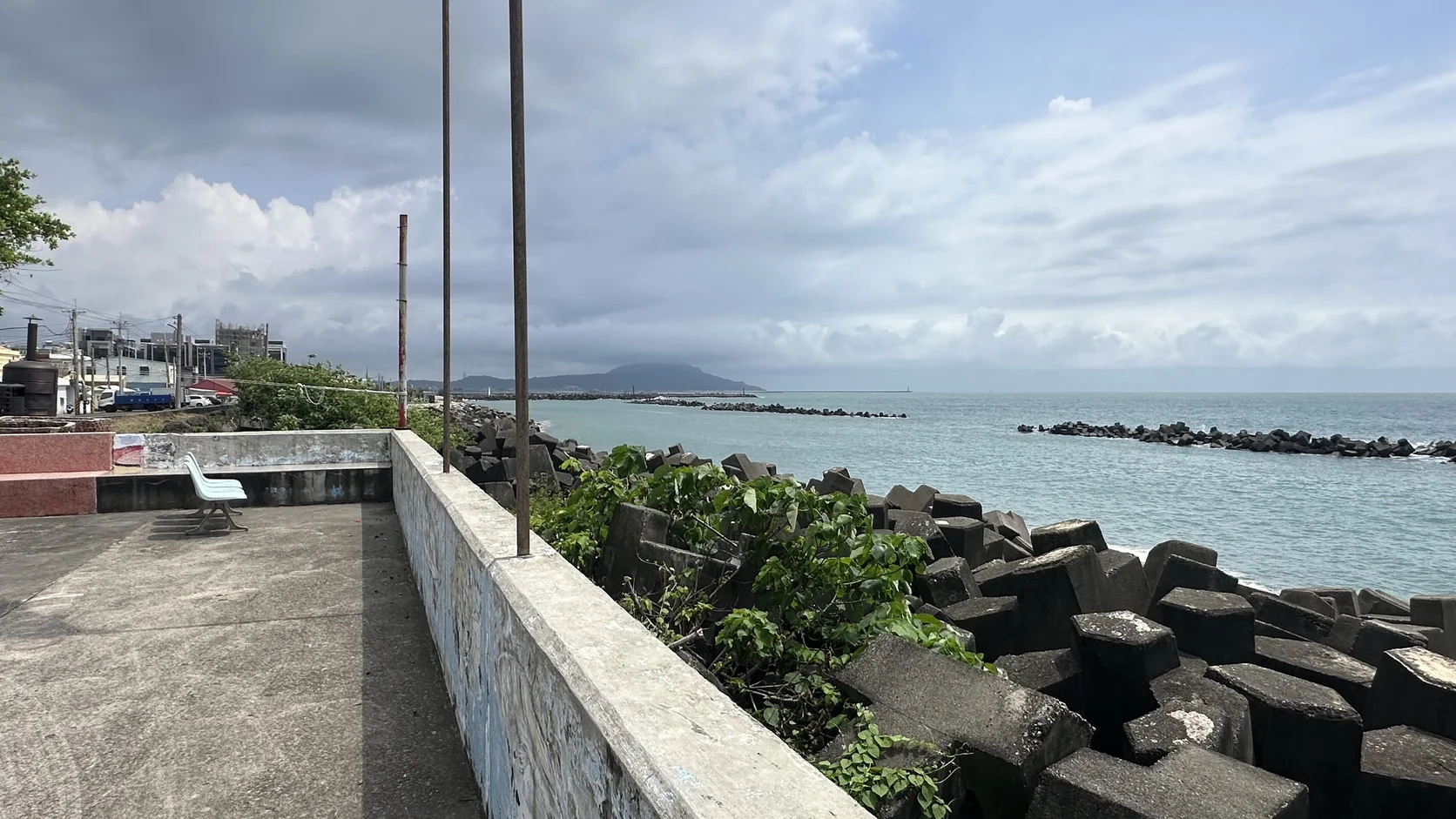 赤崁海濱：消波塊與離岸堤，後方是臺灣海峽