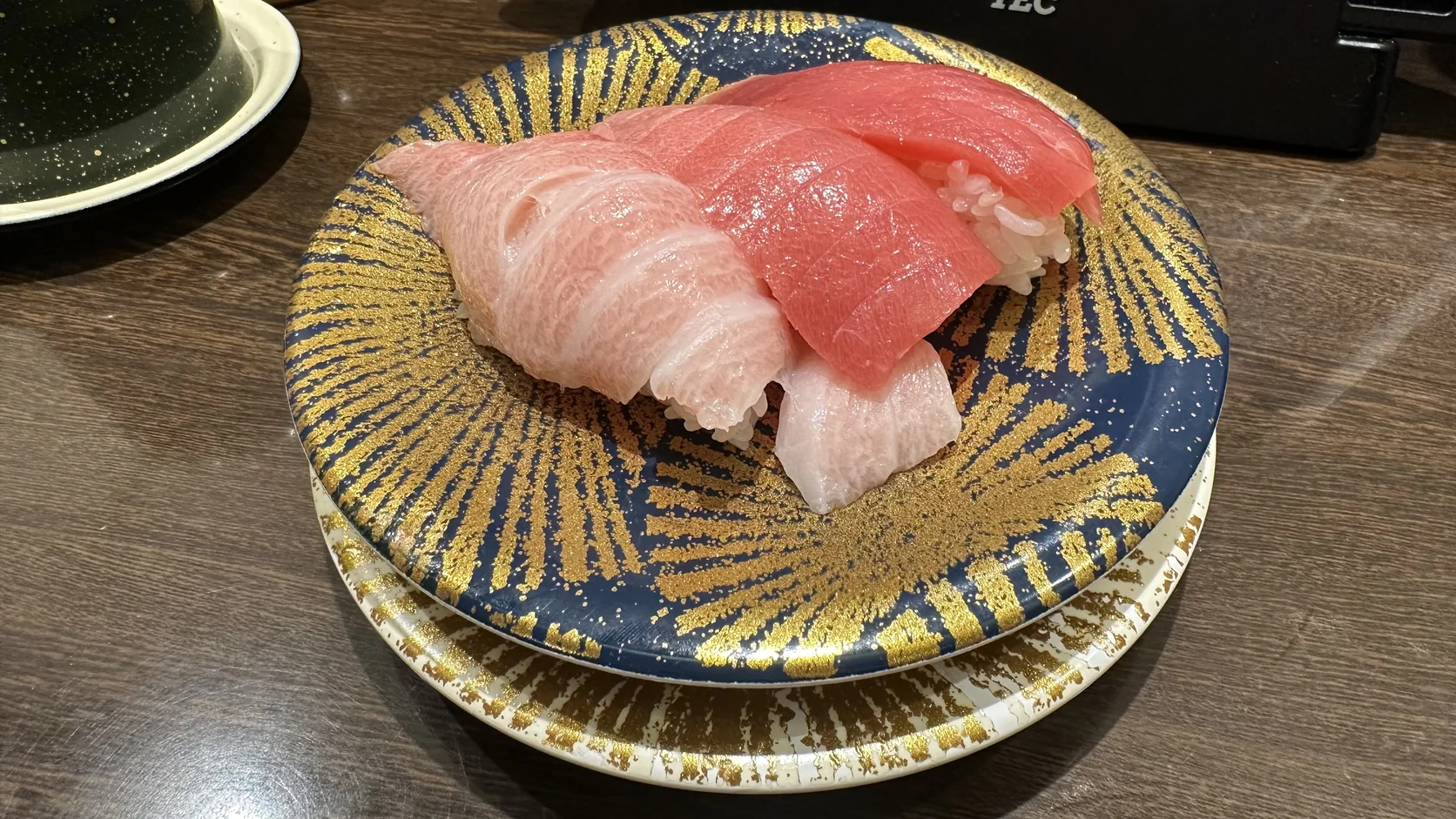 以本鮪不同部位組成的鮪魚拼盤，疊在兩層盤子上
