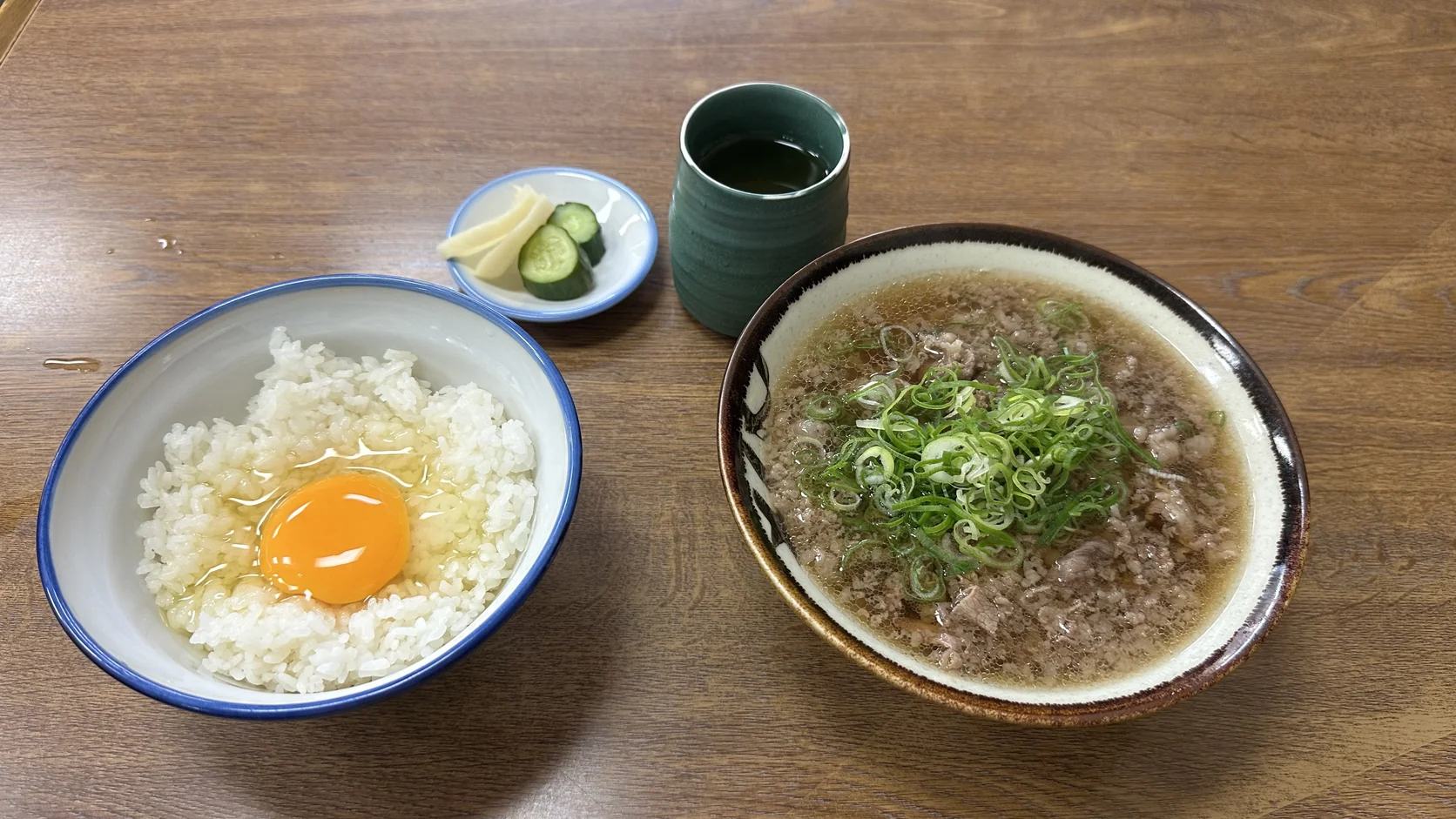 千とせ的肉吸い與小玉實拍：茶褐色湯面鋪著細碎牛肉與青蔥，旁邊是蛋黃完整的小玉、醃菜與茶
