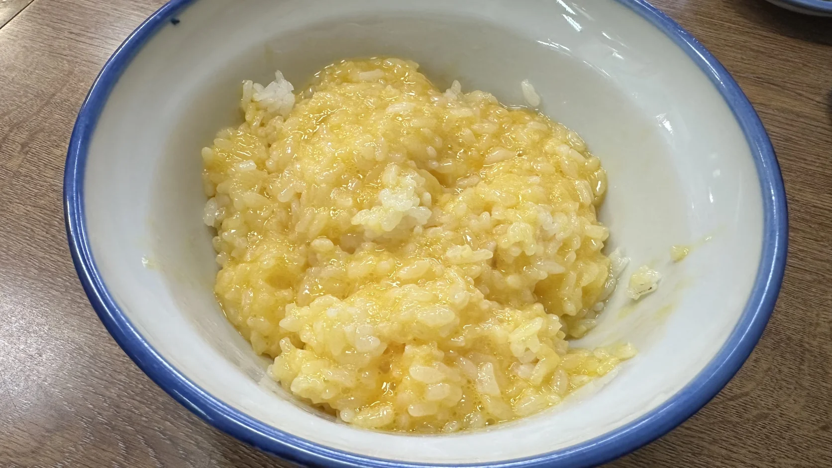 拌勻後的小玉實拍，白飯裹著蛋液，呈濃稠滑順的淡黃色