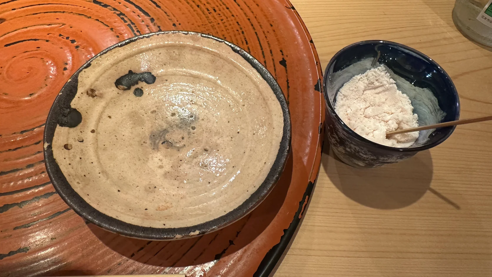 盛著粉紅色調味粉的小杯