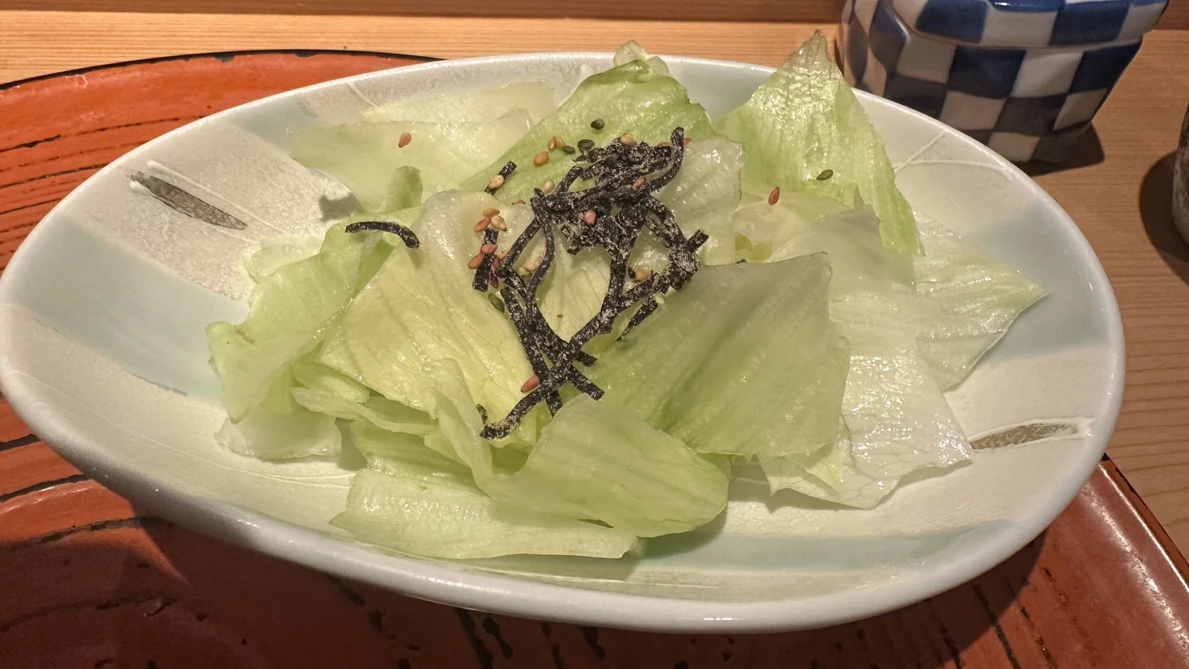 盤中的生菜，上面放著鹽昆布與芝麻