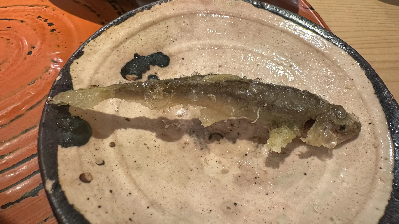 整尾小魚天婦羅，推測是稚鮎（小香魚）