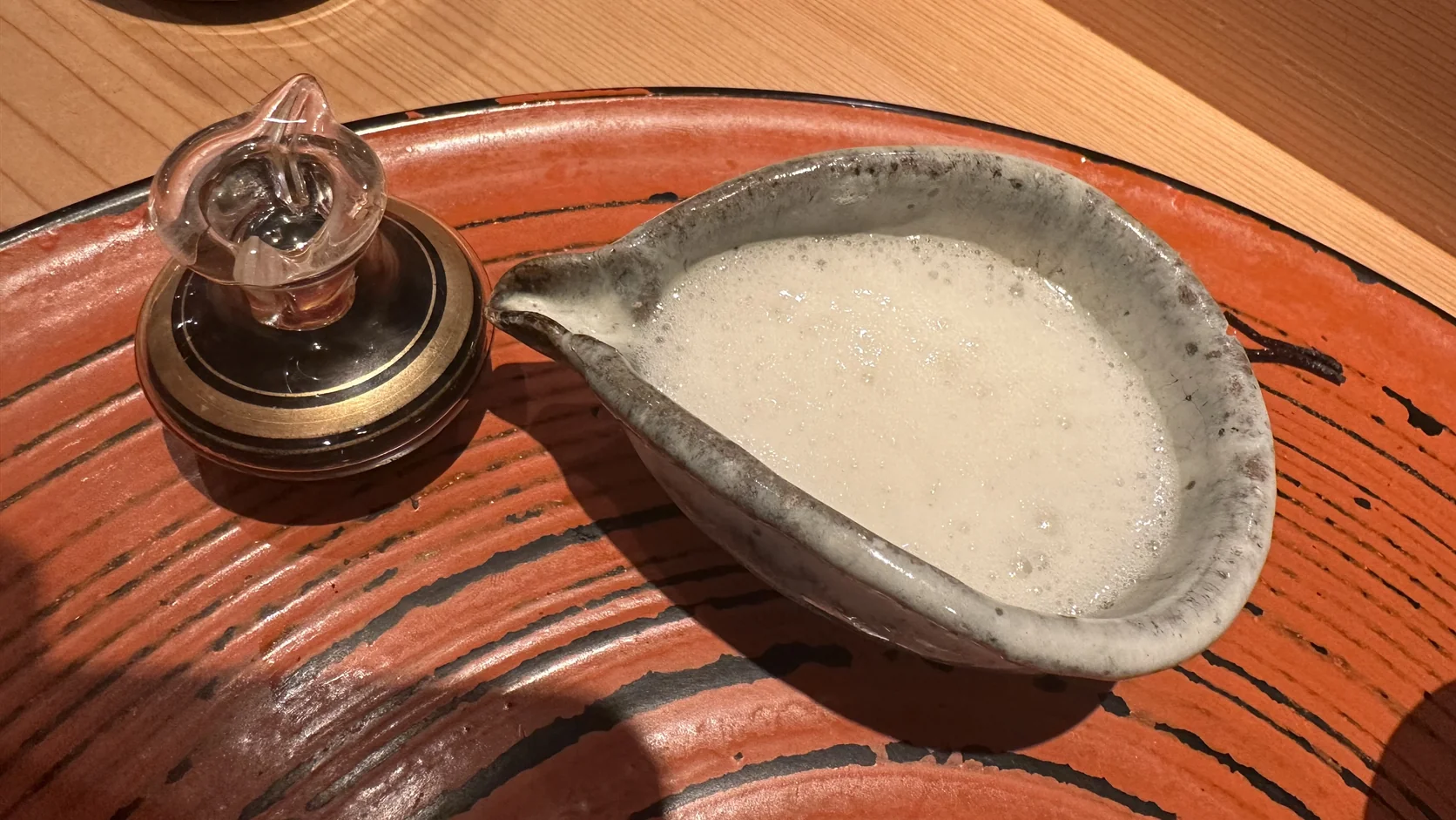 松露風味的起泡蛋白與裝醬油的小壺
