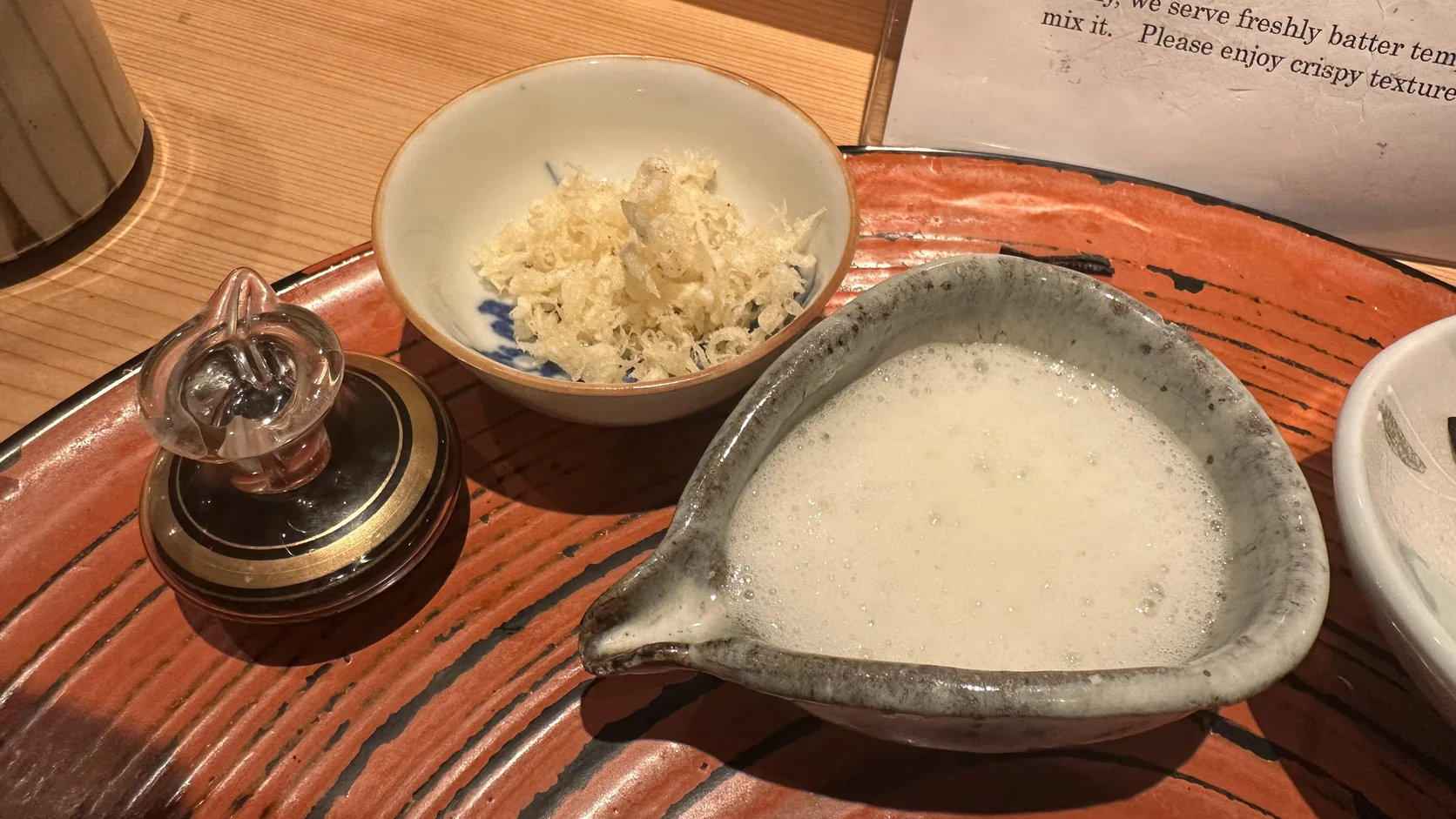 配料與炸衣碎片的小碗，旁邊是蛋白泡沫與醬油壺