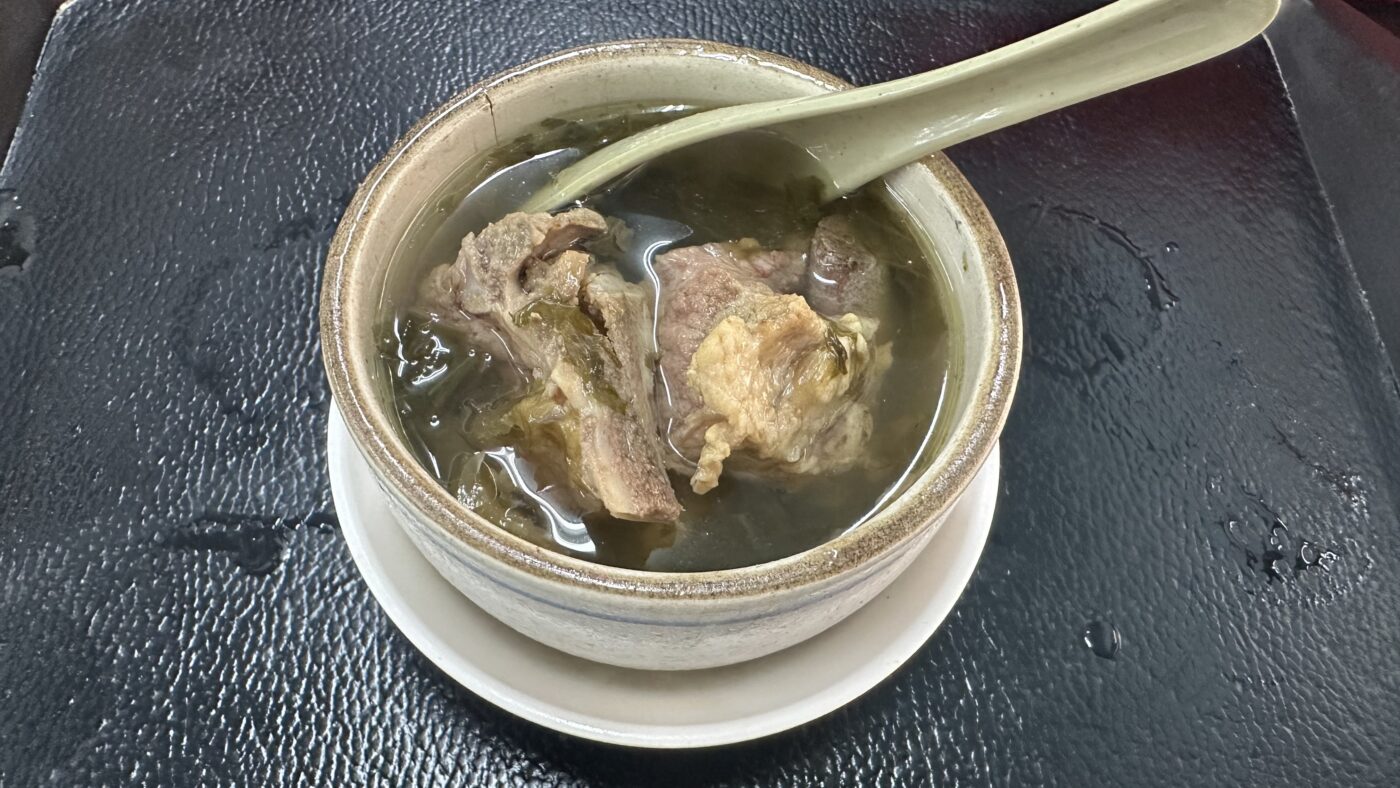六、扒菜排骨湯:55 元小碗裡的軟嫩排骨