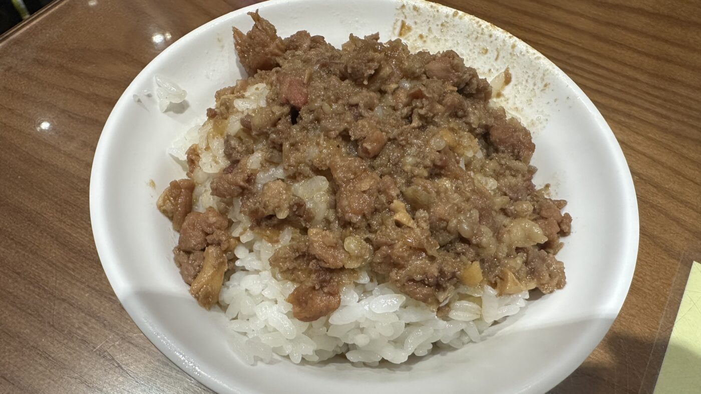 三元號魯肉飯吃第一口,最明顯的特色是「清瘦」