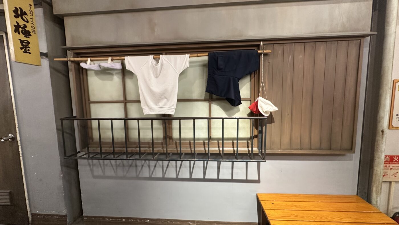 浪速食いしんぼ橫丁的生活感：晾曬的衣服與停在巷口的三輪貨車2