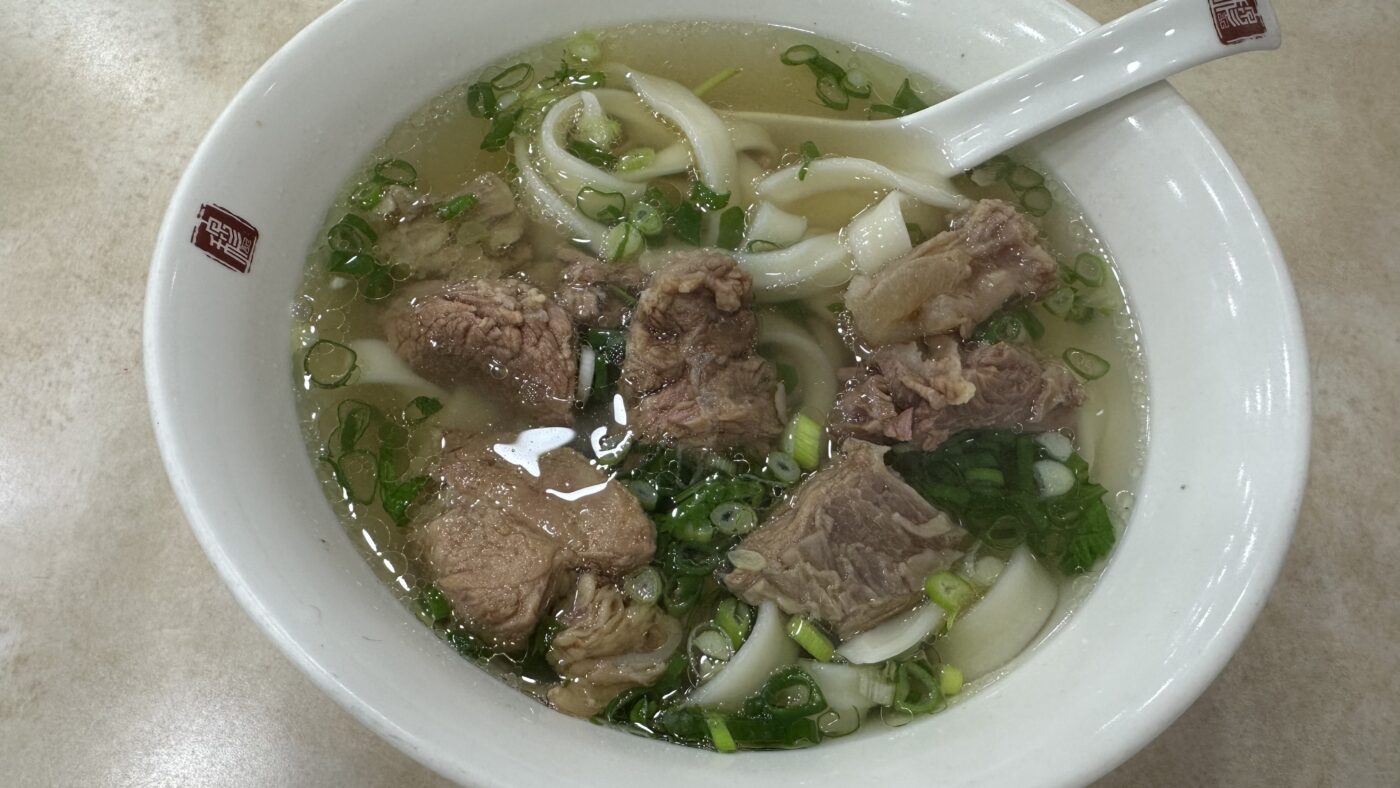 清燉牛肉麵:湯頭、牛肉與寬麵的層次體驗