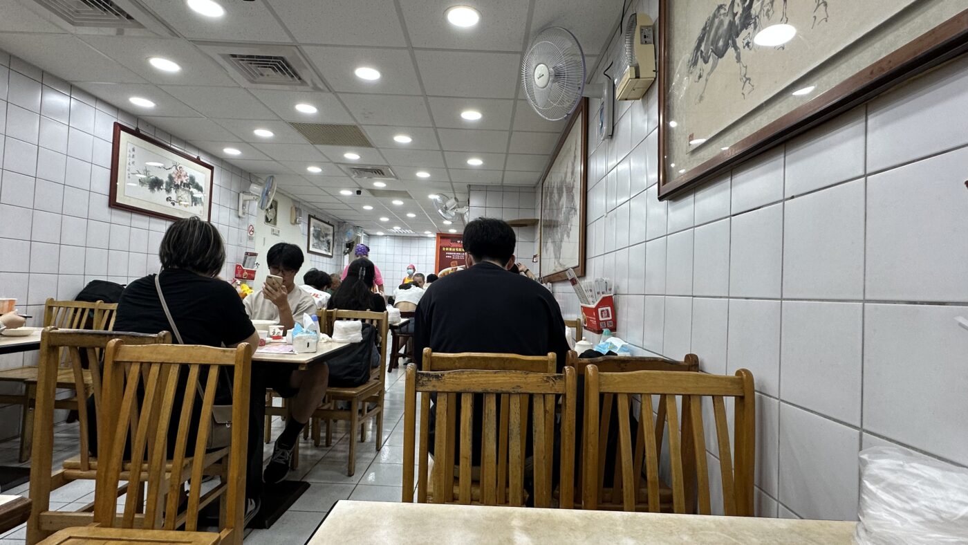 地下用餐環境:明亮寬敞不擁擠
