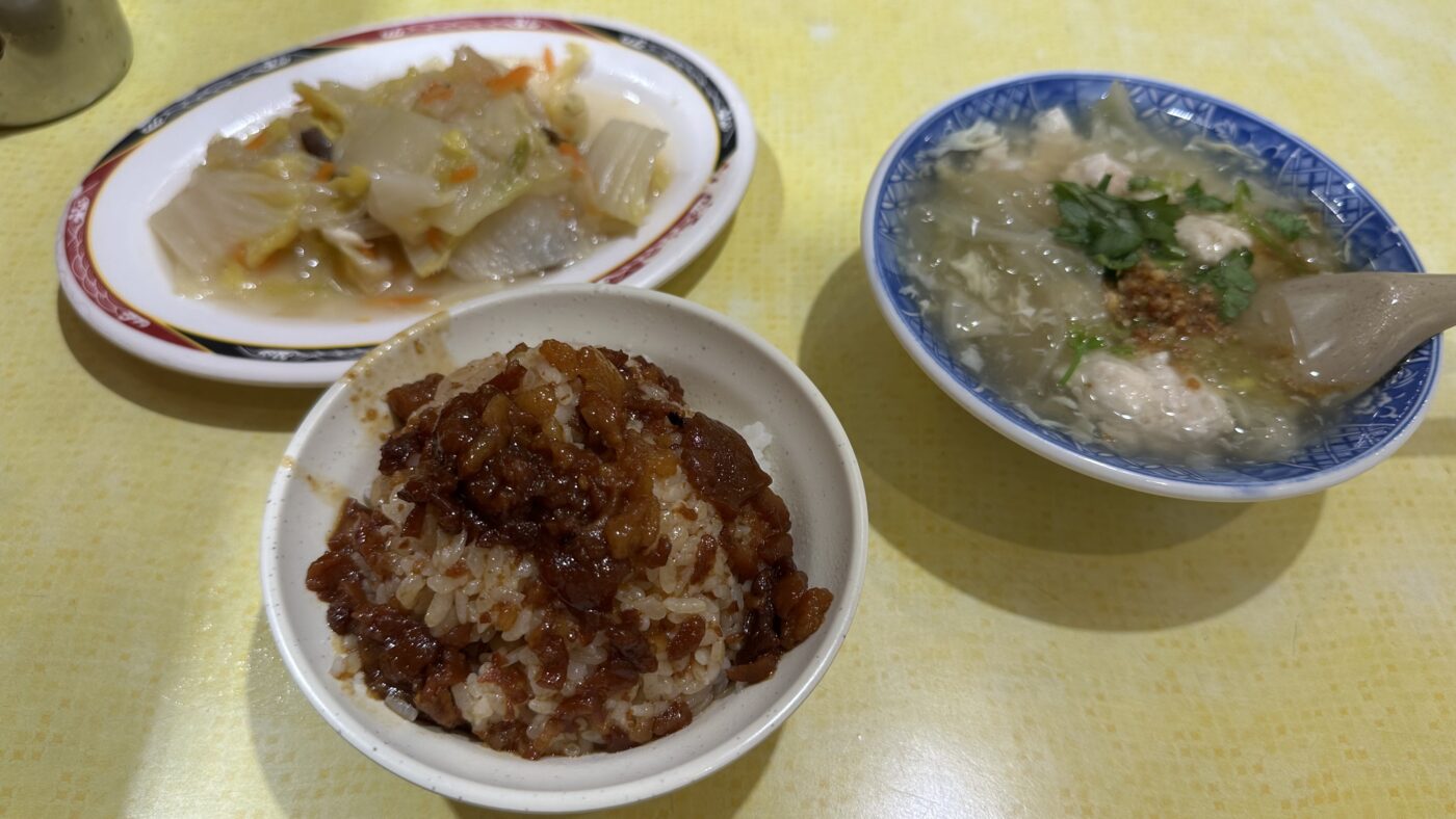 三、菜單與點餐:魯肉飯、蝦仁羹與蒜頭辣椒醬 2