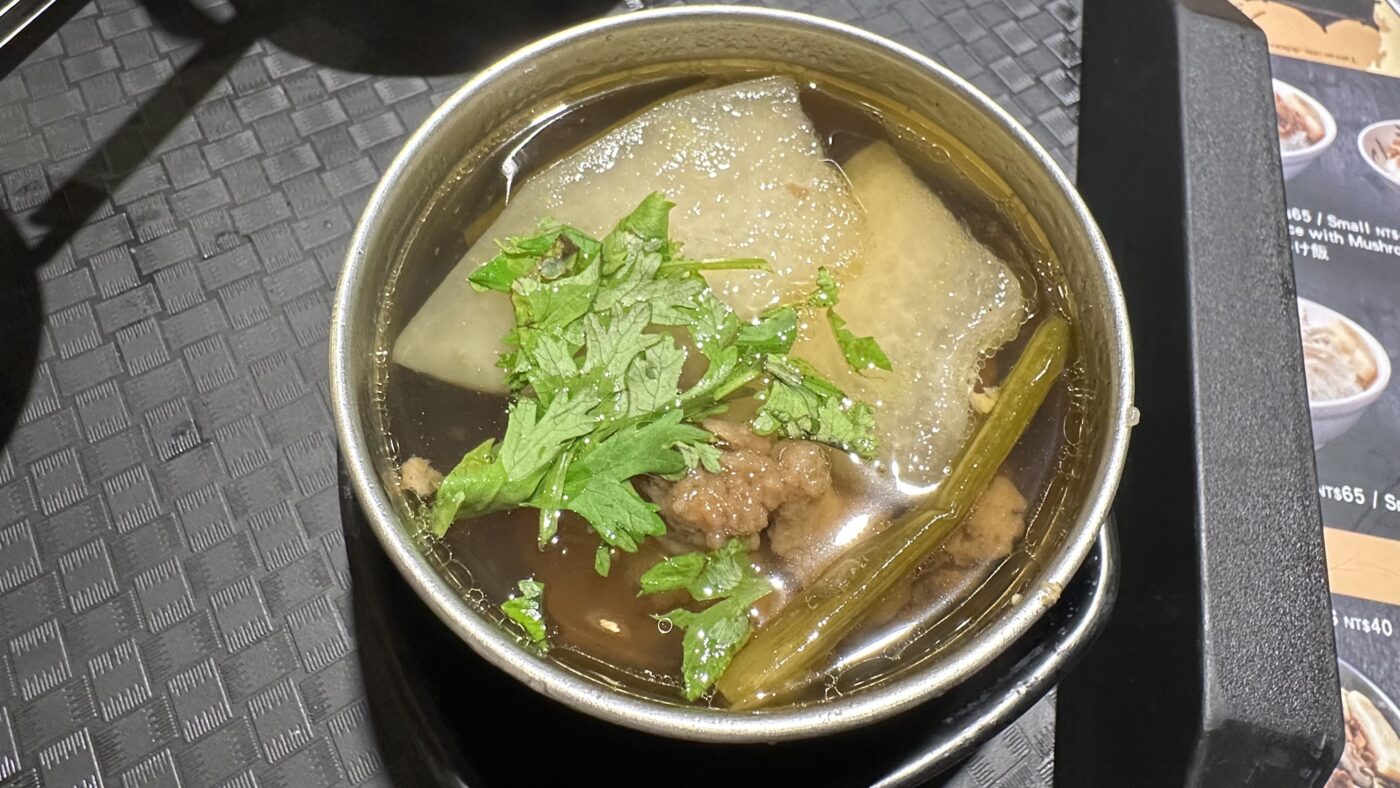 排骨酥湯與菜魯:湯品與小菜的平衡
