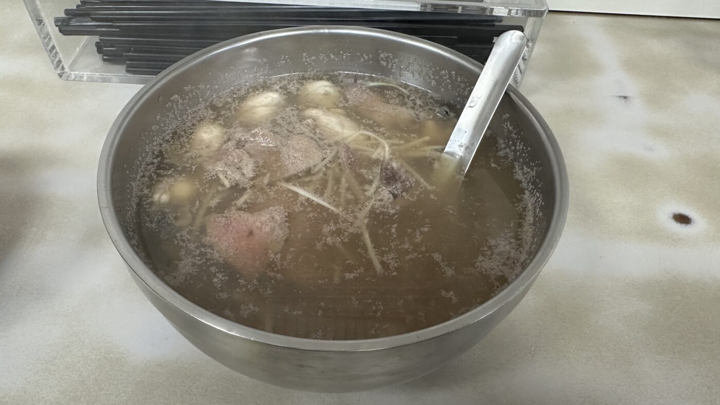海陸雙拼蚵仔湯:豬肝與鮮蚵一碗都吃得到