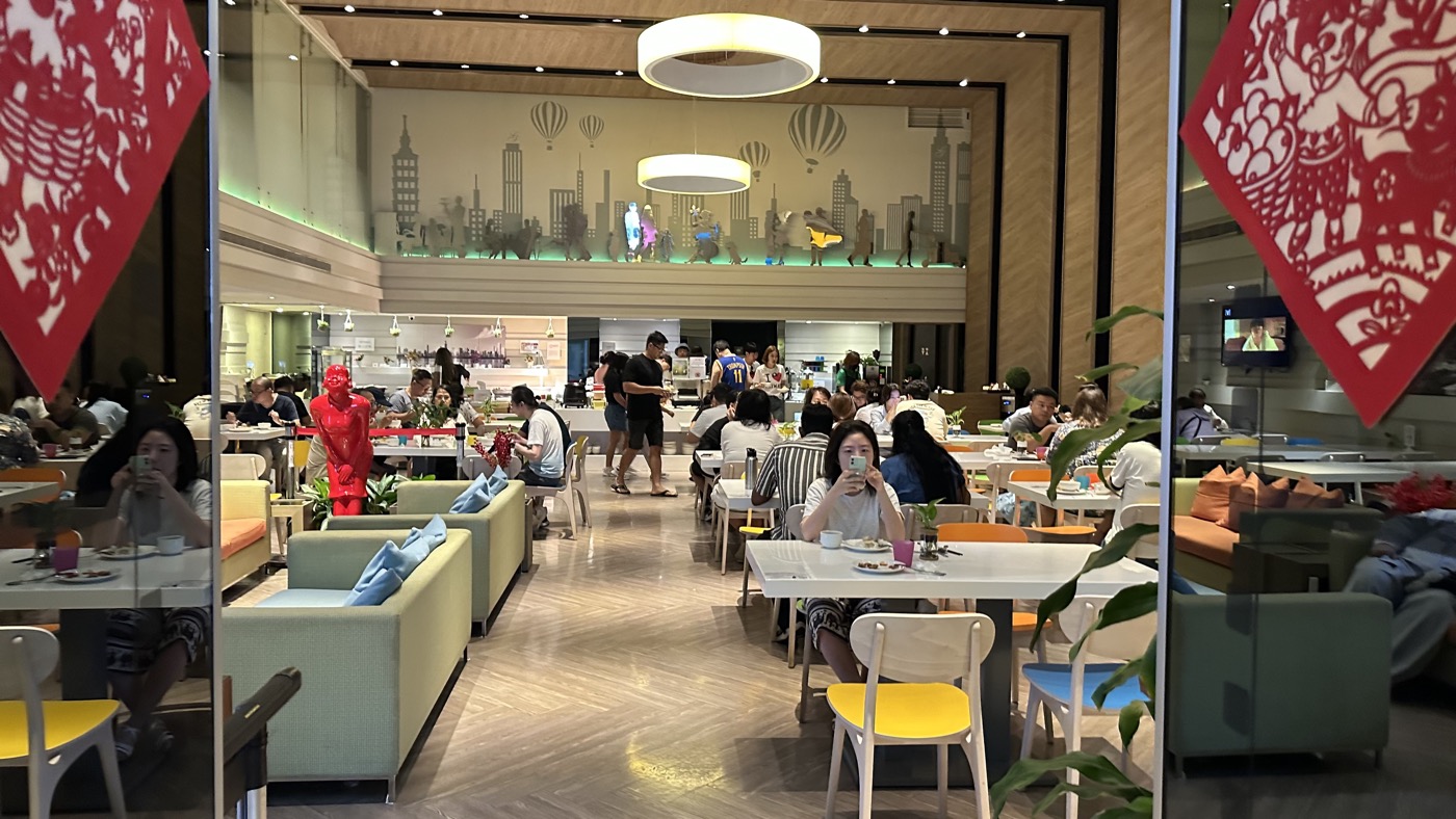 早餐餐廳:200 元加購,挑高空間是意外驚喜