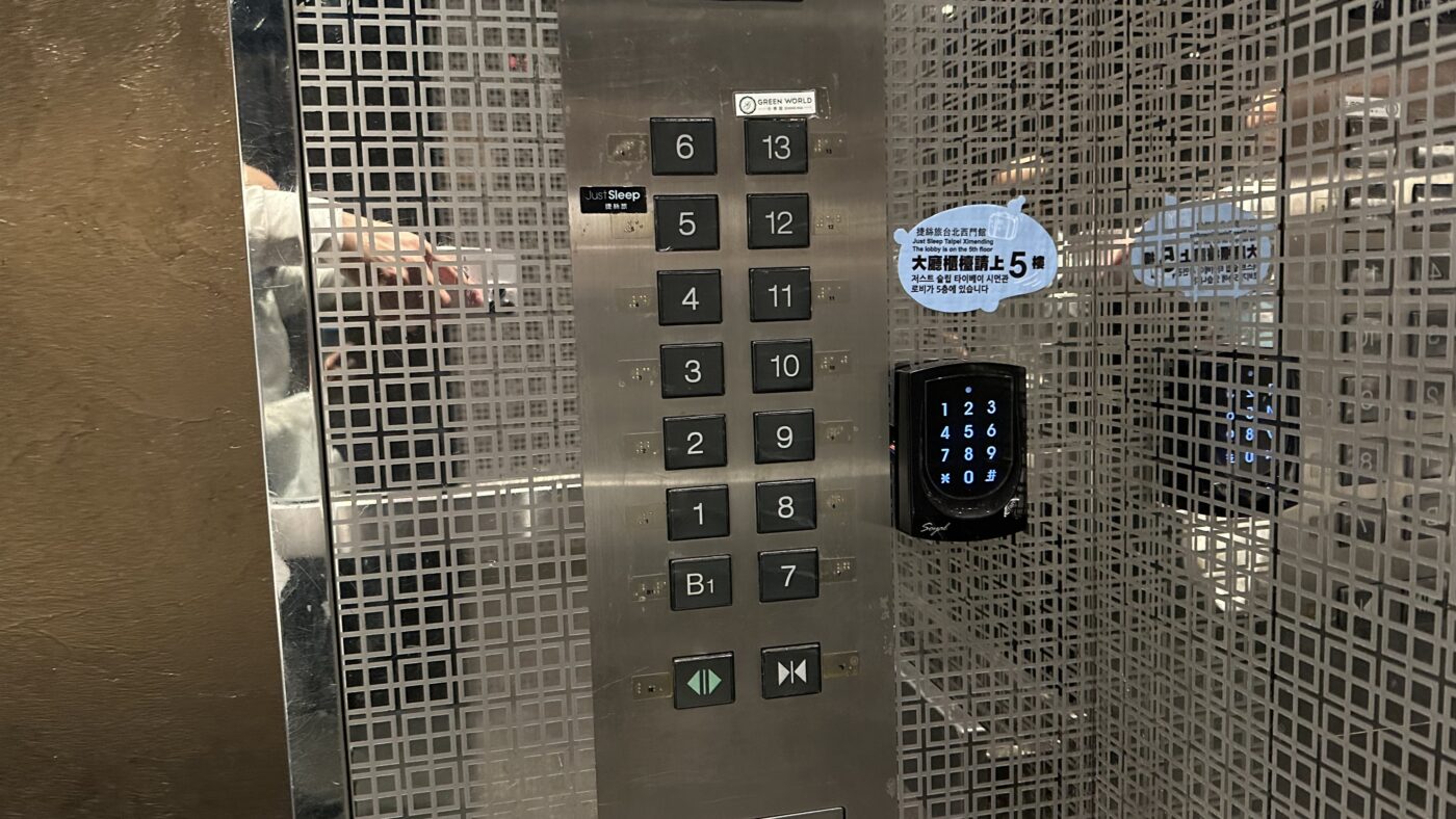 電梯實住技巧:正門常要等,側門更快2